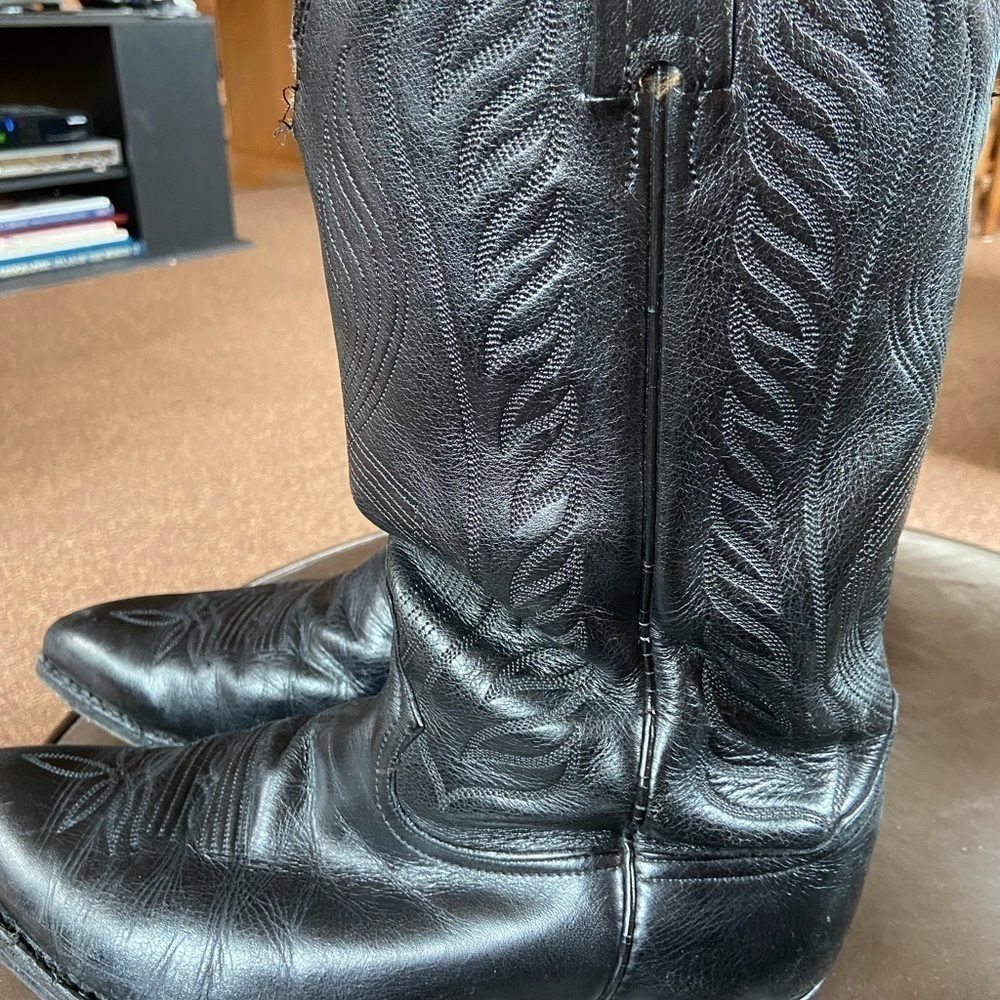 Tony Lama black leather cowboy boots, lots of life. men’s 9.5 EE Western